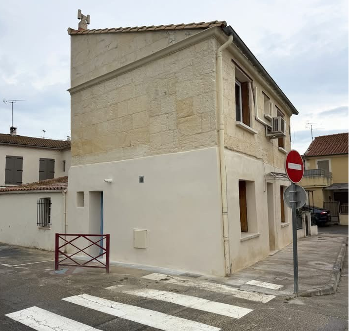 Façade claire d’une maison sur deux niveaux