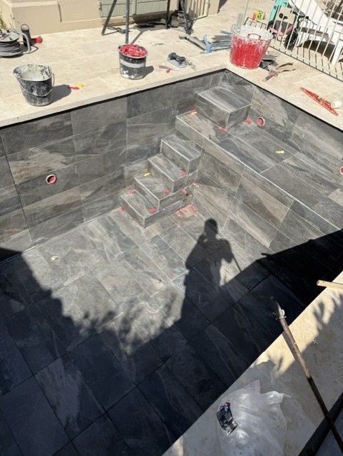Bassin de piscine en cours de travaux avec revêtement et marches carrelés