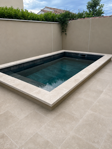 Piscine et terrasse réalisées par Atelier de Bellot